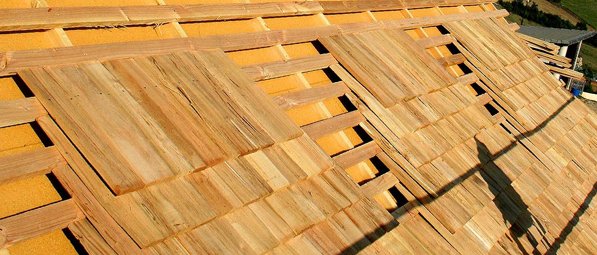 Travaux pose bardeaux bois en toiture et mur par charpentier